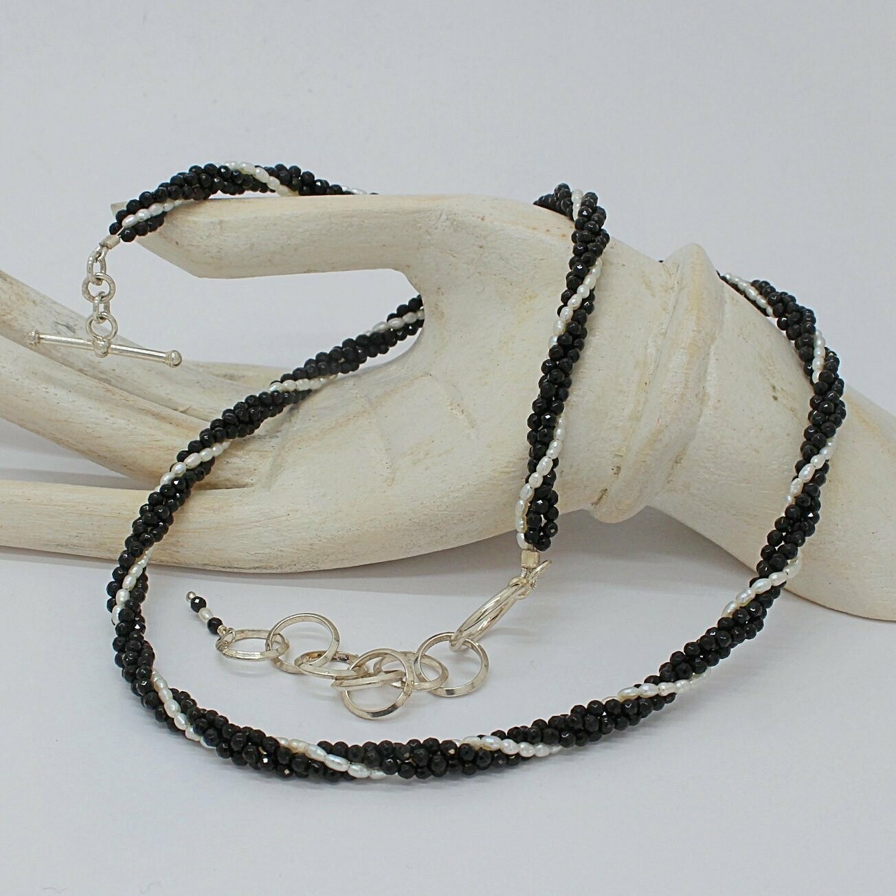 Kette Onyx facetiert + Süsswasser perlen  "twisted" - 
50 cm