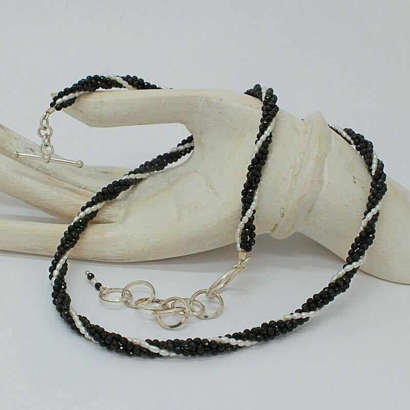 Kette Onyx facetiert + Süsswasser perlen Kette Onyx facetiert + Süsswasser perlen "twisted" -
50 cm