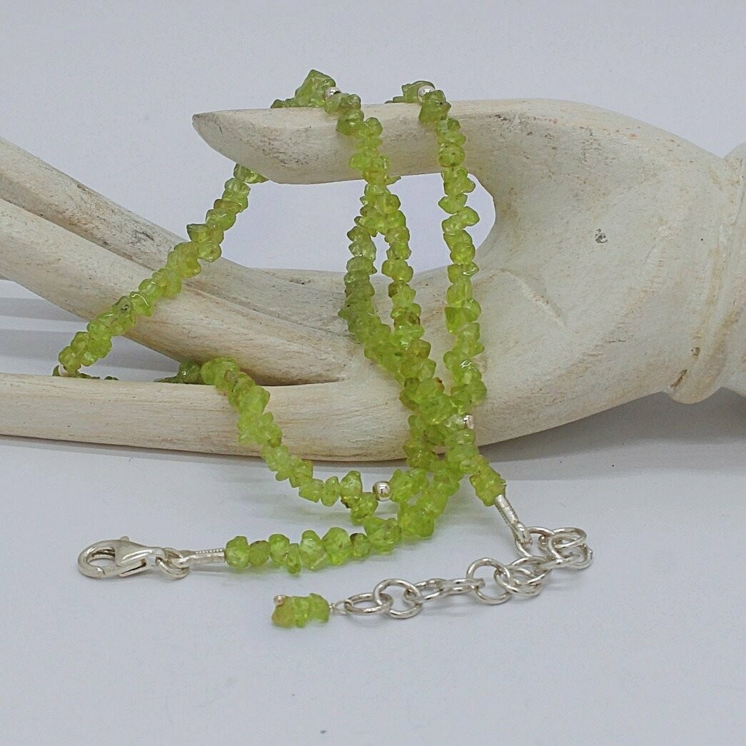 Kette Peridot splitter mit handgefertigten Silberkugeln-
45 cm