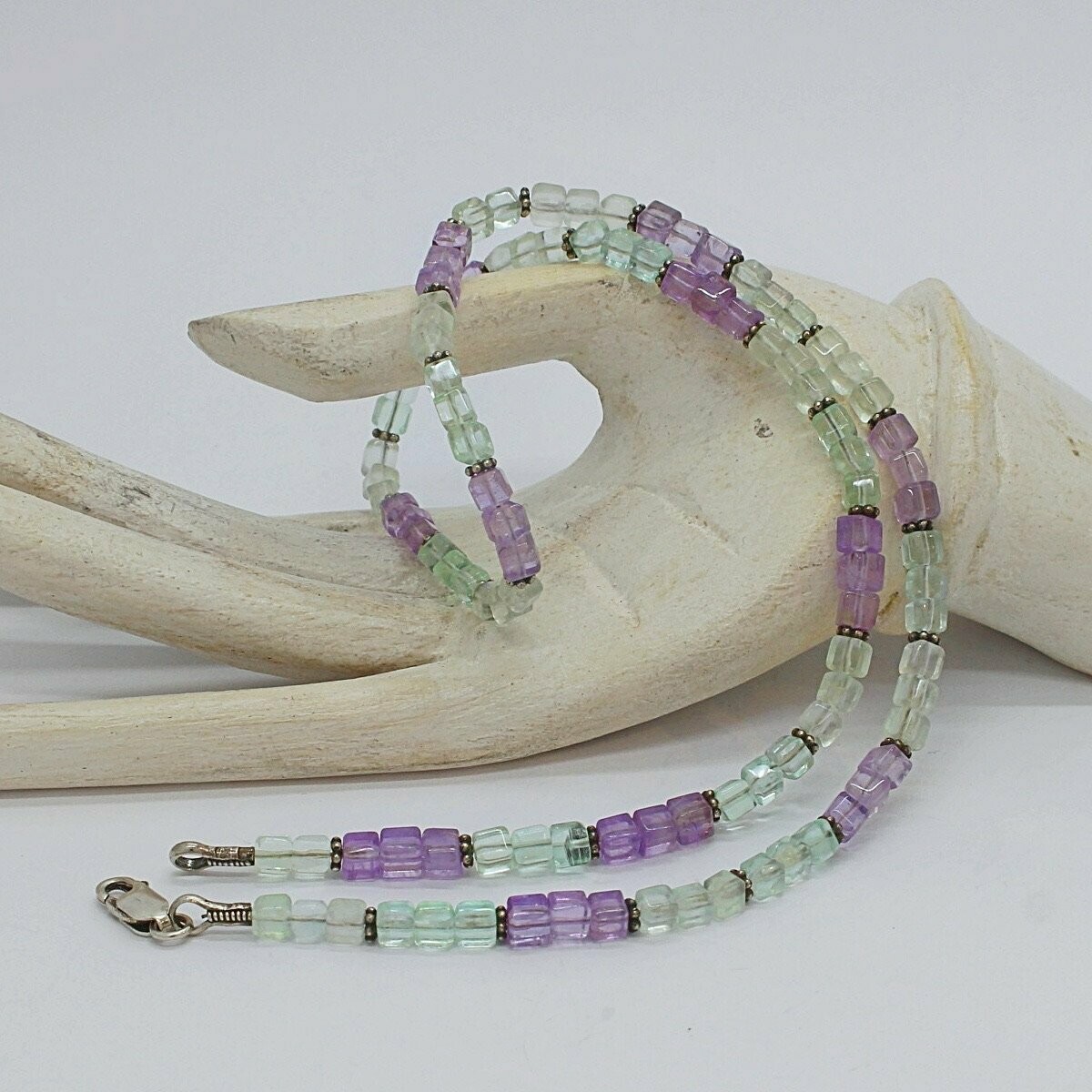 Kette Fluorit mit handgefertigten Silberelementen - 
50 cm