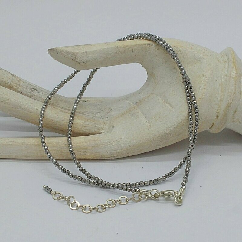 Kette Hämatit facetiert mit Silber bedampft -
50 cm Kette Hämatit facetiert mit Silber bedampft -
50 cm