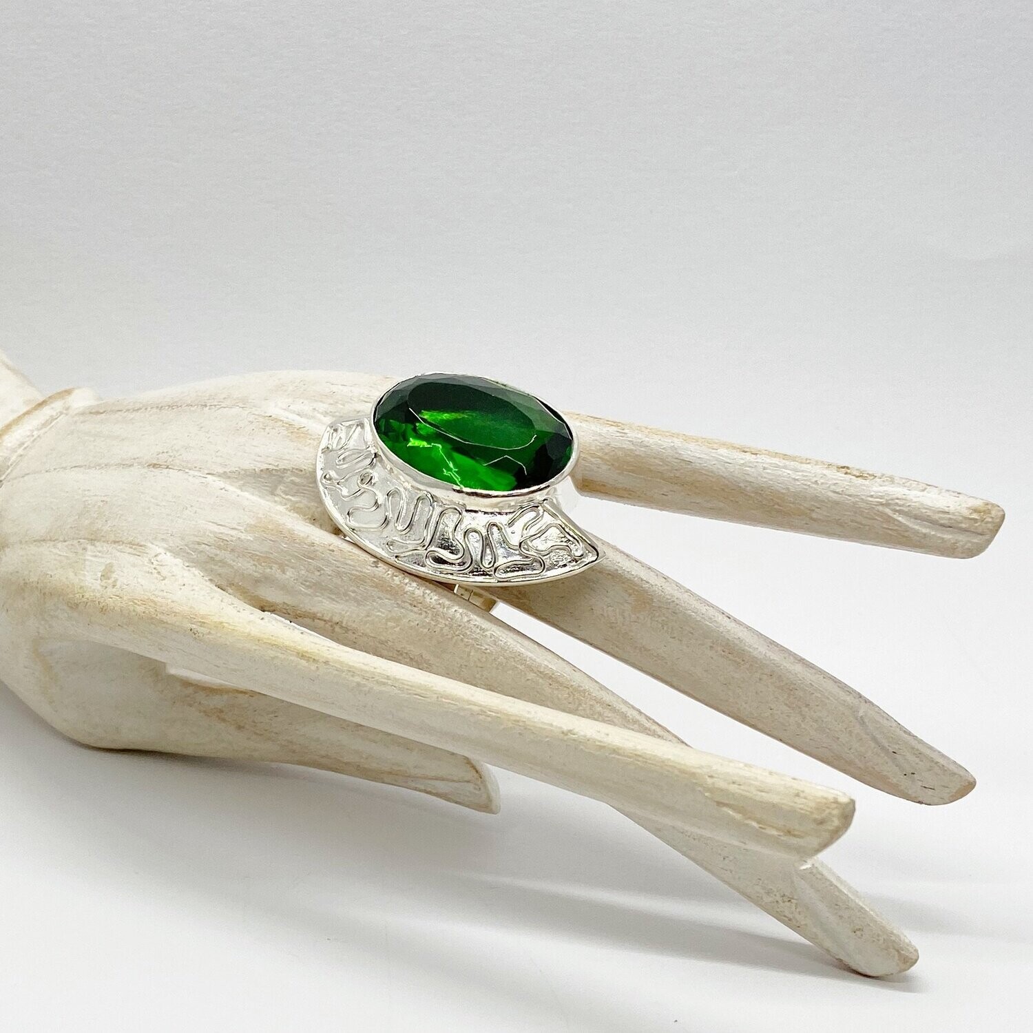 Ring Obsidian smaragdgrün oval "elegant shield"