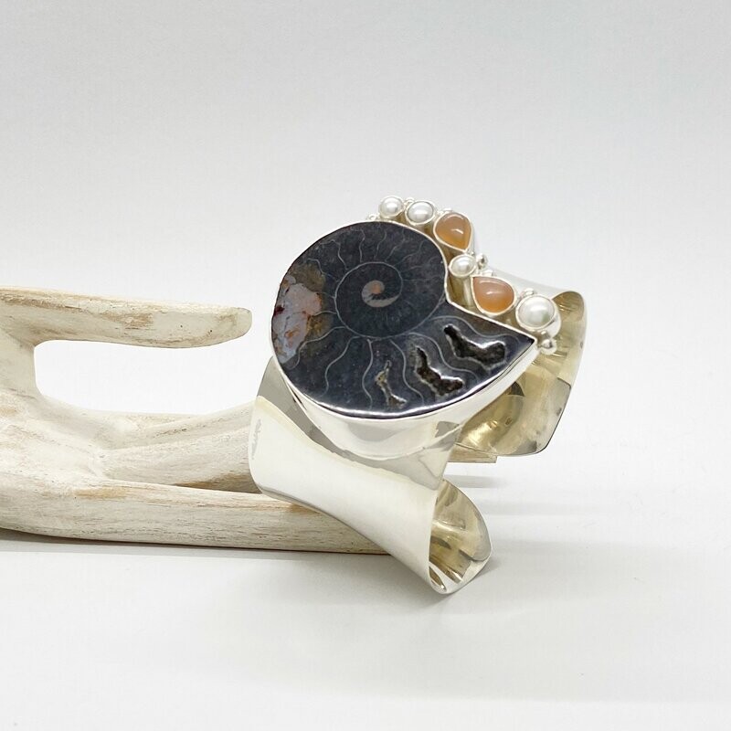 Unikat Armspange Ammonite / Mondstein / Zuchtperle Unikat Armspange Ammonite / Mondstein / Zuchtperle