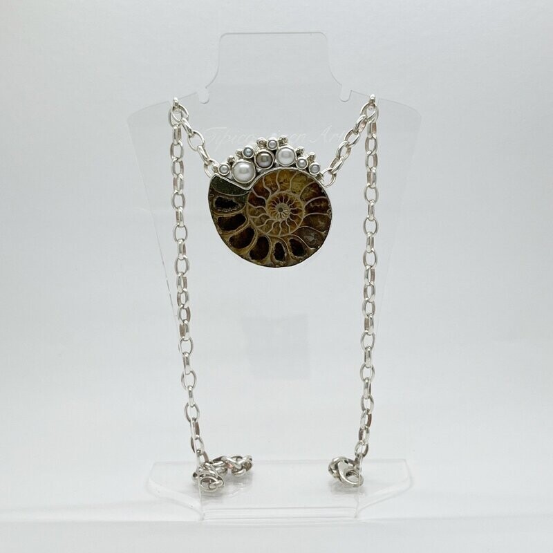 Ammonite/Zuchtperlen Anhaenger ''Wunder der Vergangenheit Ammonite/Zuchtperlen Anhaenger ''Wunder der Vergangenheit" -
4 x 3,5 cm