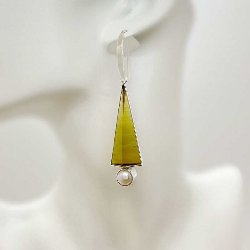 Ohrhänger Obsidian goldbraun / Zuchtperle Ohrhänger Obsidian goldbraun / Zuchtperle"Pyramid" (Designhaken) -
1,5 x 4 cm