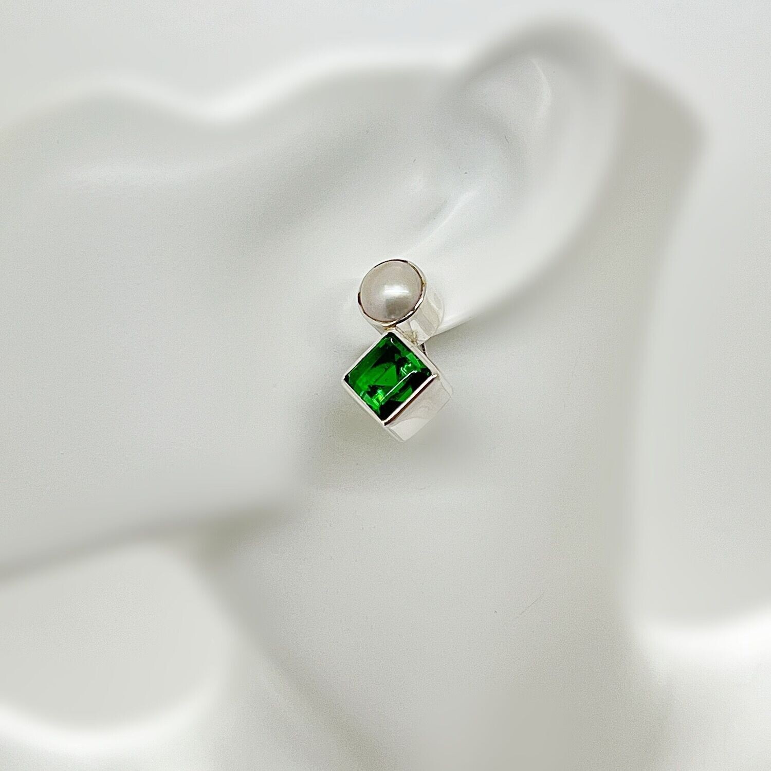 Ohrstecker Obsidian smaragdgrün / Zuchtperle - 1 x 1 cm
