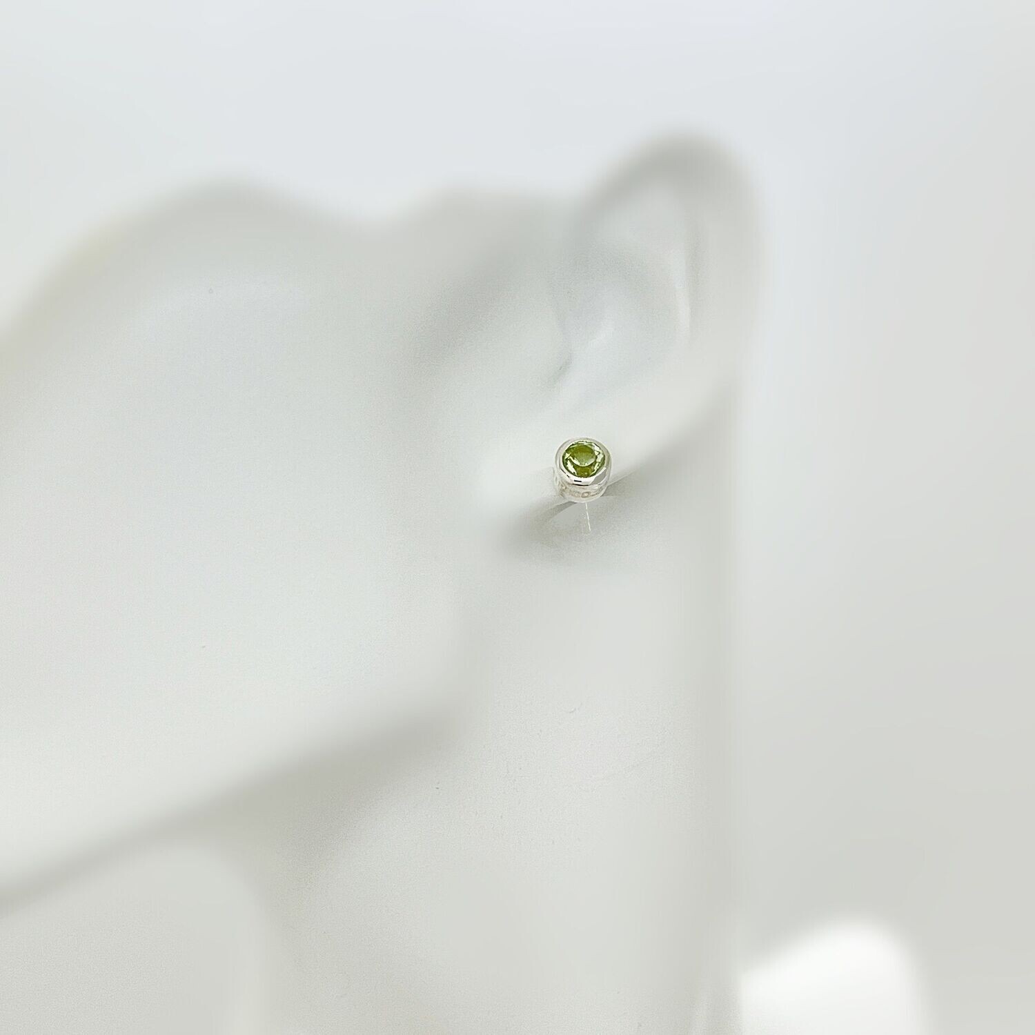 Ohrstecker Obsidian lichtgrün rund - 0,5 cm