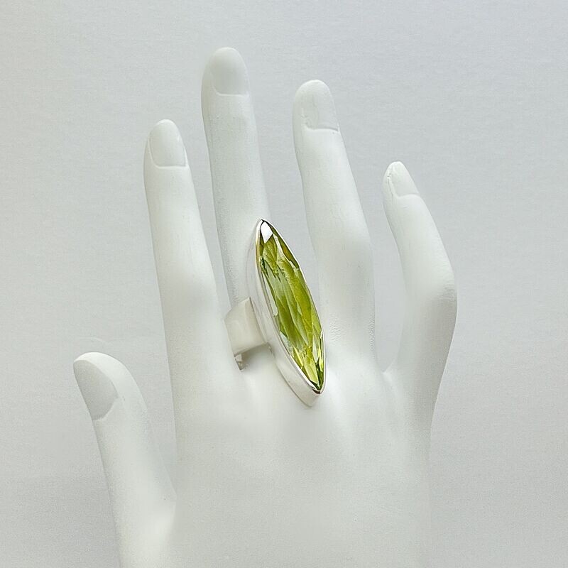 Ring Obsidian lichtgrün navette - 1 x 4 cm Ring Obsidian lichtgrün navette - 1 x 4 cm