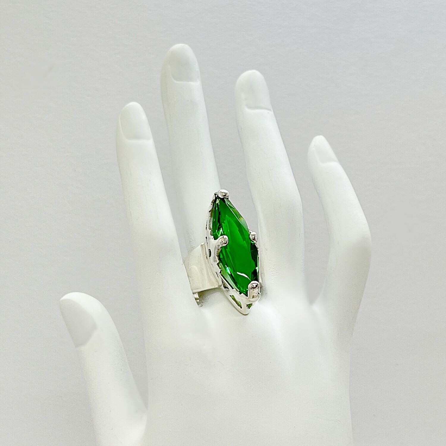 Ring Obsidian smaragdgrün Navette "crown" - 1 x 3 cm '