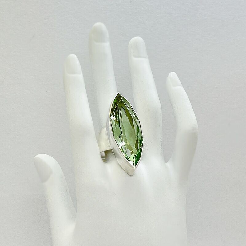 Ring Obsidian Navette lichtgrün - 1,5 x 4 cm Ring Obsidian Navette lichtgrün - 1,5 x 4 cm