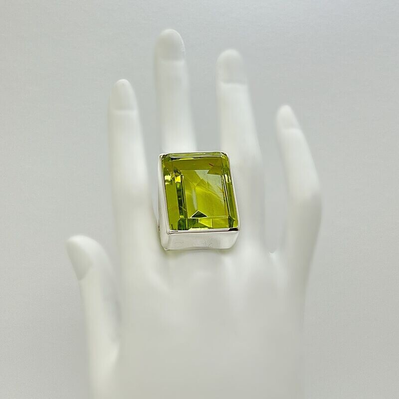 Ring Obsidian lichtgrün rechteckig - 2 x 2,5 cm Ring Obsidian lichtgrün rechteckig - 2 x 2,5 cm