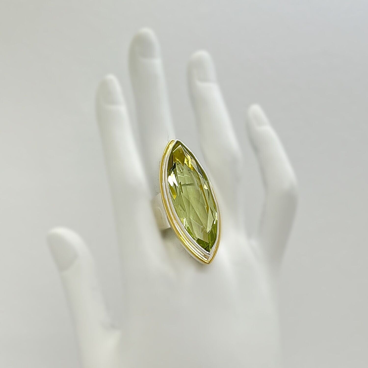 Ring Obsidian lichtgrün navette"golden line" - 1,5 x 4 cm