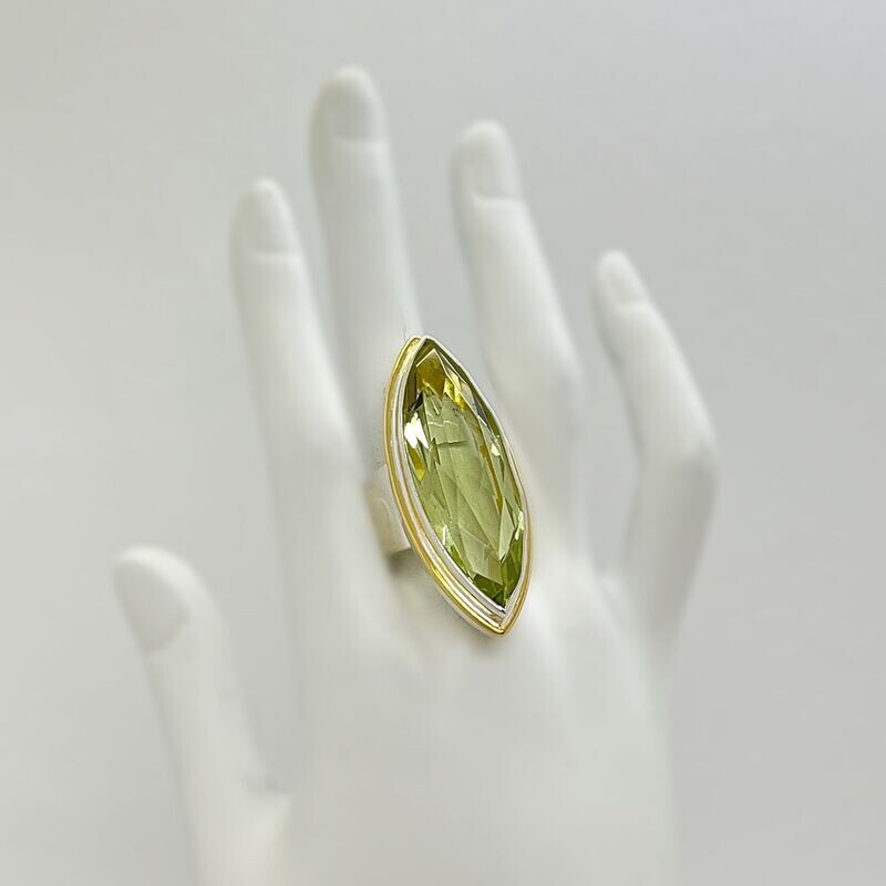 Ring Obsidian lichtgrün navette Ring Obsidian lichtgrün navette"golden line" - 1,5 x 4 cm