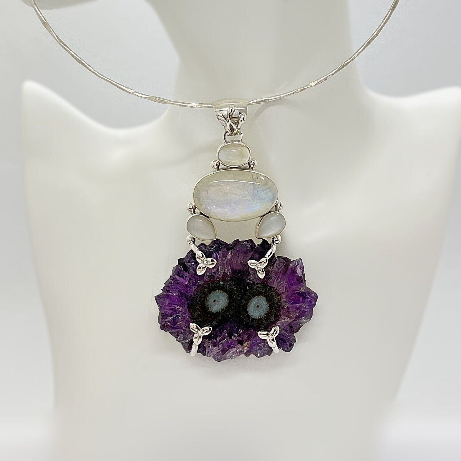 Unikat Anhänger Amethyst / Regenbogenmondstein "purple love" - 6 x 8 cm