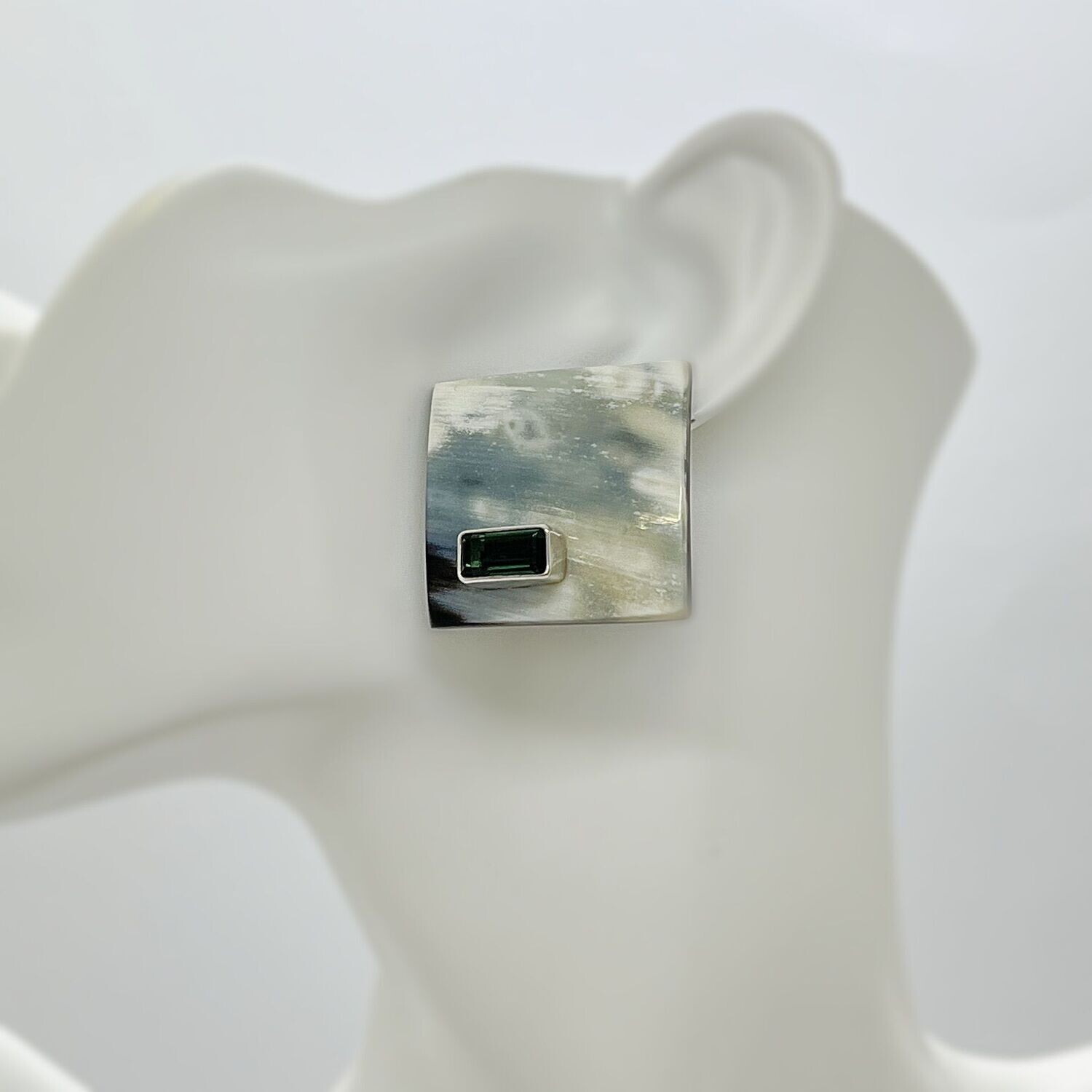Ohrstecker Horn/Obsidian lichtschwarz - 0,5 x 1 cm