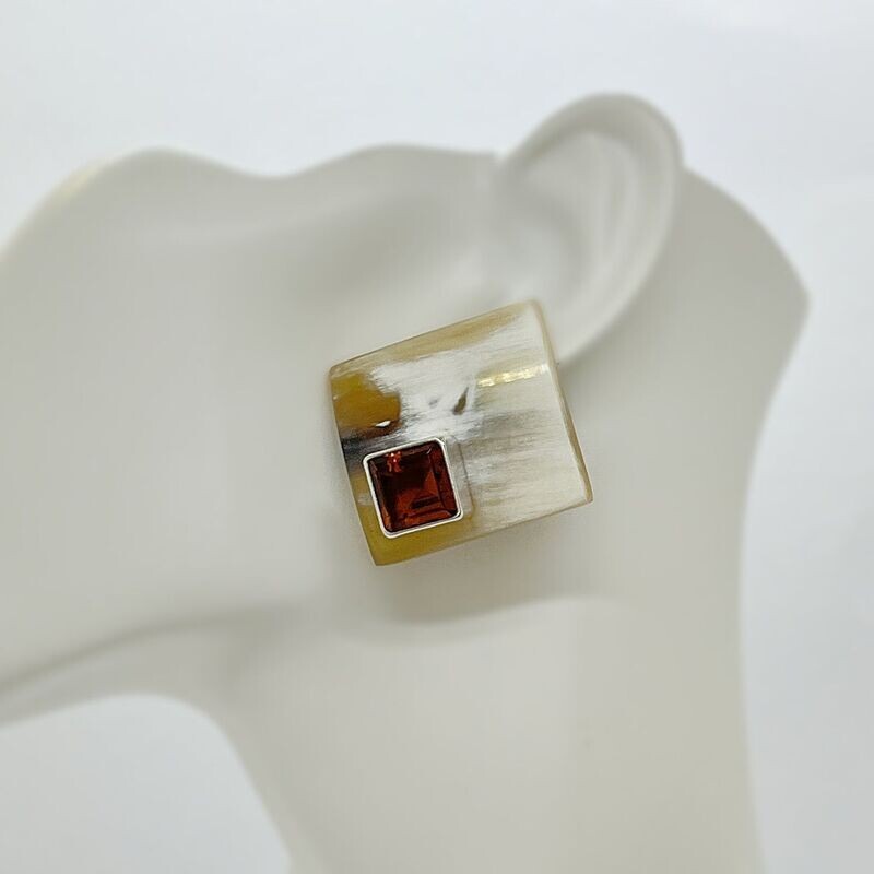 Ohrstecker Horn/Obsidian honigbraun - 1 x 1 cm Ohrstecker Horn/Obsidian honigbraun - 1 x 1 cm