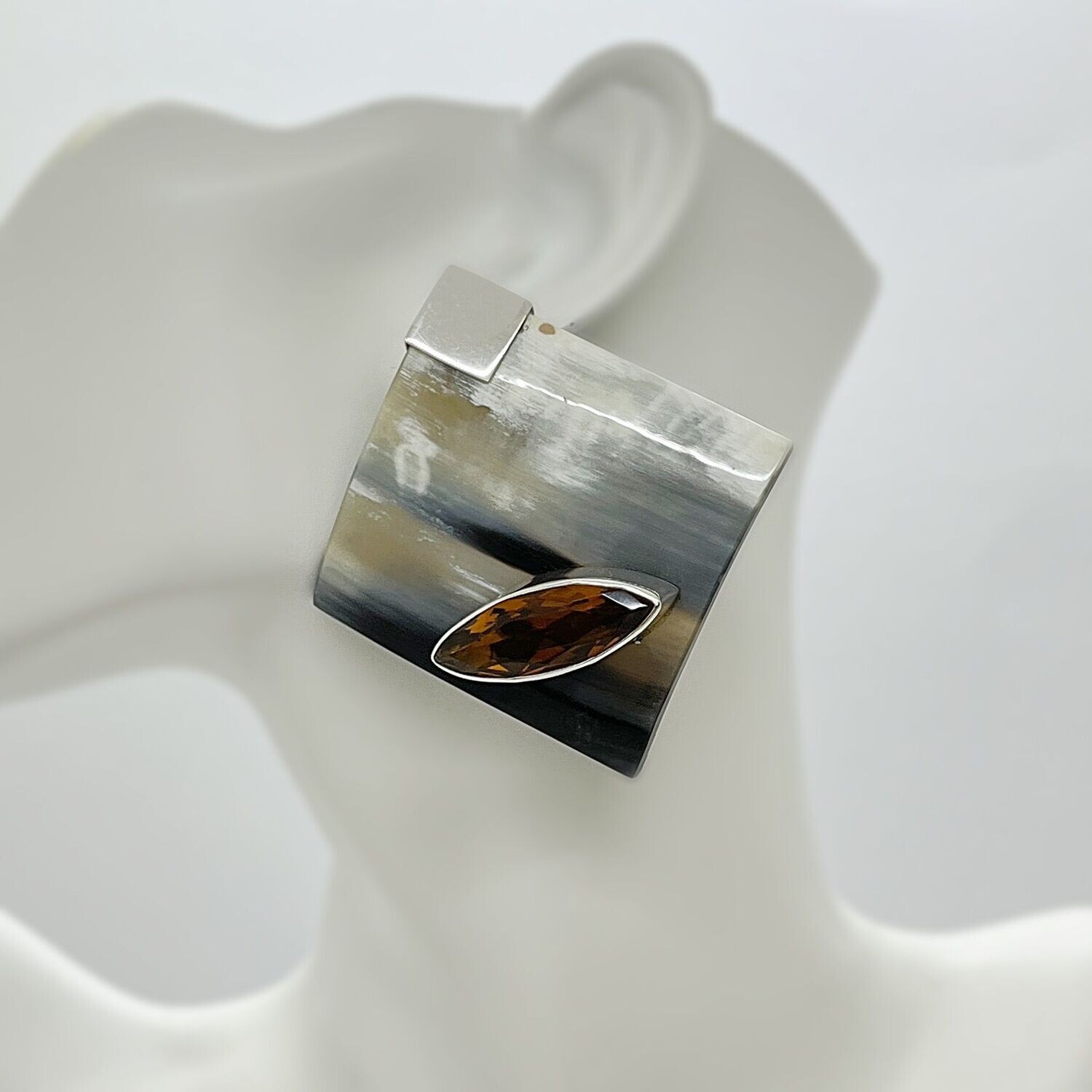 Ohrstecker Horn/Obsidian honigbraun - 1 x 3 cm