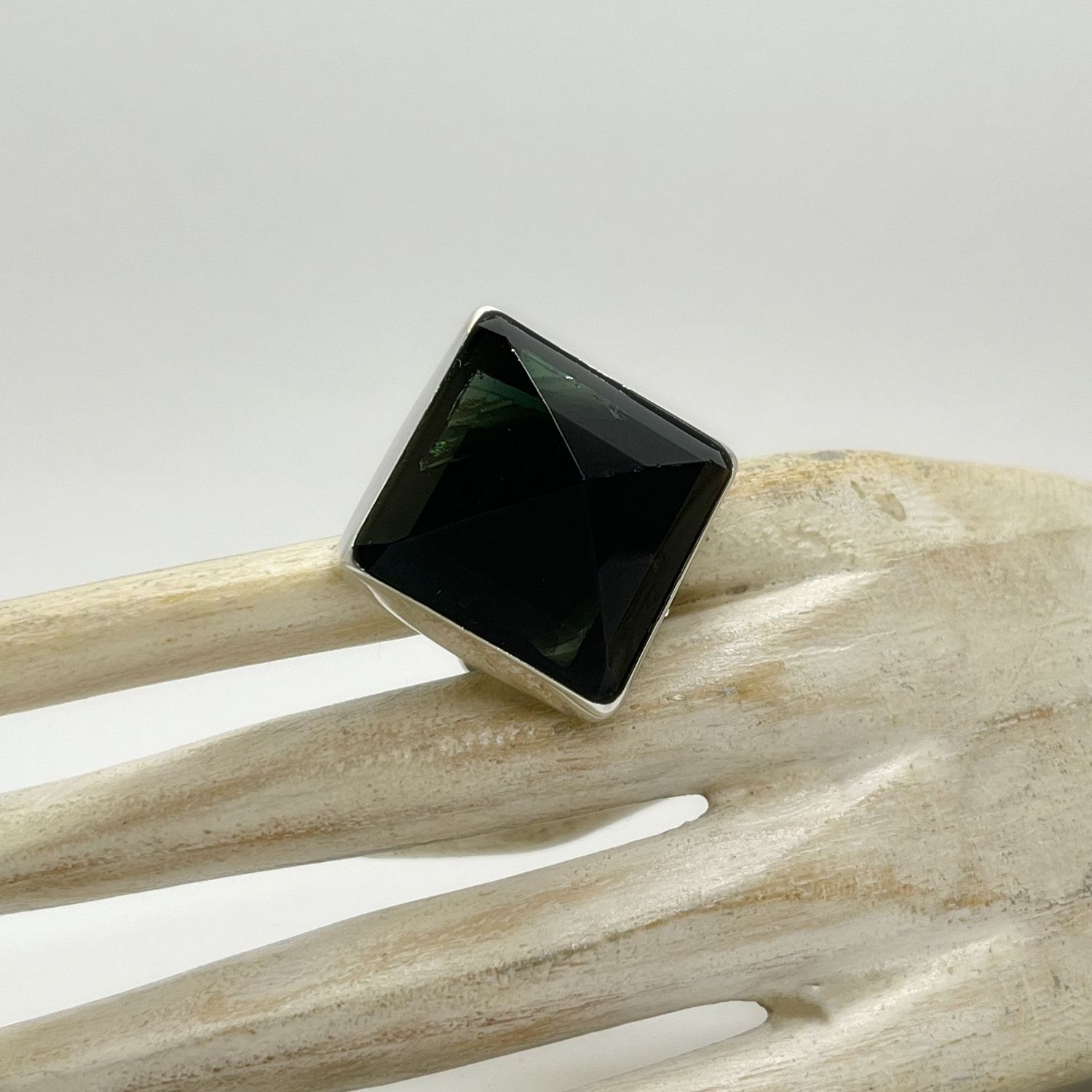 Ring Obsidian lichtschwarz quadratisch quer "pyramid" - 2,5 x 2,5 cm