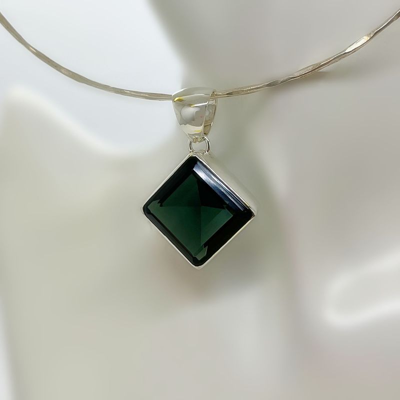 Anhänger Obsidian lichtschwarz quadratisch Anhänger Obsidian lichtschwarz quadratisch "quer" - 2 x 2 cm