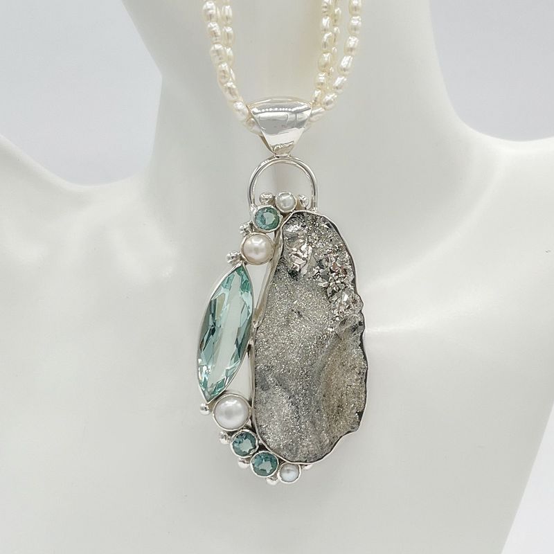 Unikat Anhänger Chalcedon Druse + Obsidian meerblau + Zuchtperlen Unikat Anhänger Chalcedon Druse + Obsidian meerblau + Zuchtperlen "Starlight"