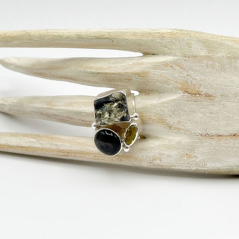 Ring Schieferpyrit + Sterndioptas + Obsidian goldbraun Ring Schieferpyrit + Sterndioptas + Obsidian goldbraun