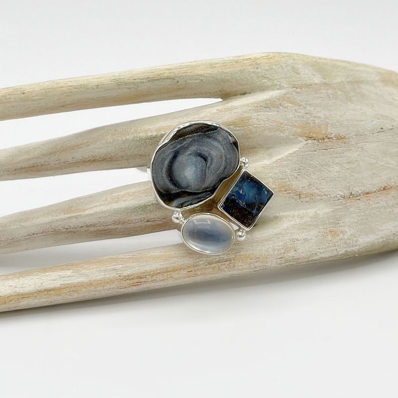 Ring Boulder Opal + Regenbogenmondstein + Chalcedondruse Ring Boulder Opal + Regenbogenmondstein + Chalcedondruse