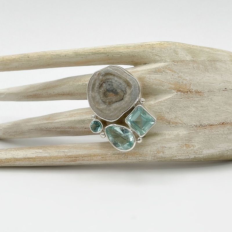 Unikat Ring Chalcedondruse + Obsidian meerblau Unikat Ring Chalcedondruse + Obsidian meerblau