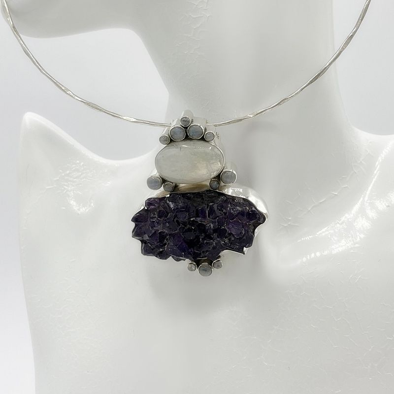 Unikat Anhänger Amethyst + Regenbogenmondstein Unikat Anhänger Amethyst + Regenbogenmondstein