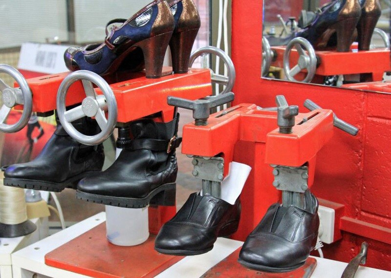 Shoe Boot Stretching Expanding Service