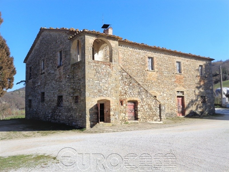 MONTONE. Casale di 350 mq. con 2 ha di terreno MONTONE. Casale di 350 mq. con 2 ha di terreno