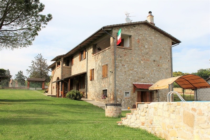 PERUGIA. Casale di 320 mq con 2 appartamenti, piscina ed annesso PERUGIA. Casale di 320 mq con 2 appartamenti, piscina ed annesso