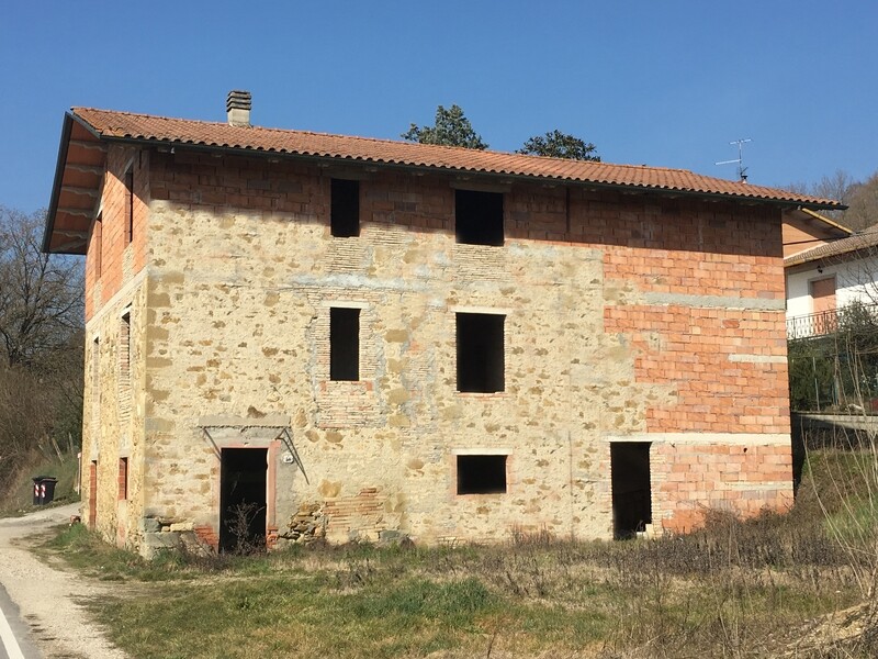 BADIA PETROIA. Casale di 400 mq ristrutturato al grezzo BADIA PETROIA. Casale di 400 mq ristrutturato al grezzo