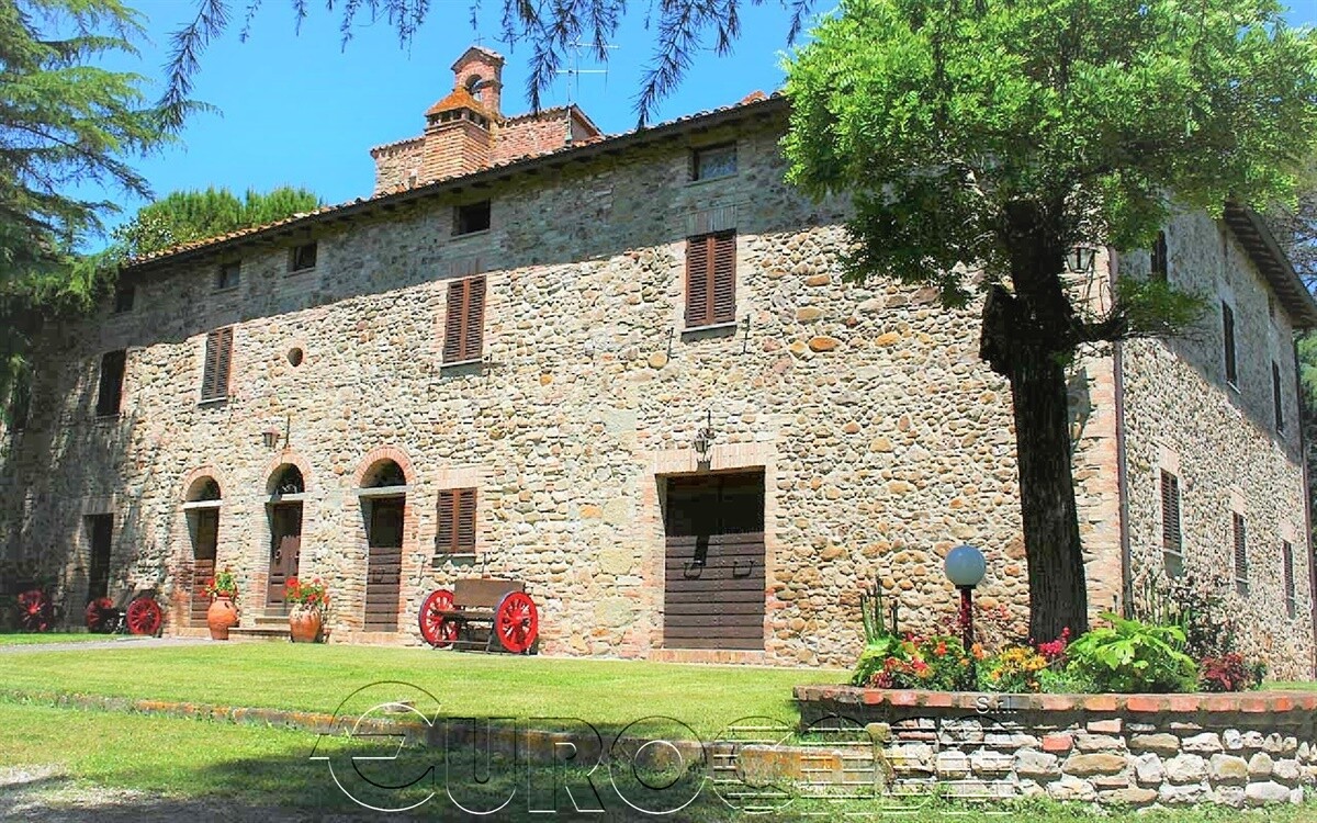 UMBERTIDE. Antico convento del XIII secolo con ampio terreno UMBERTIDE. Antico convento del XIII secolo con ampio terreno