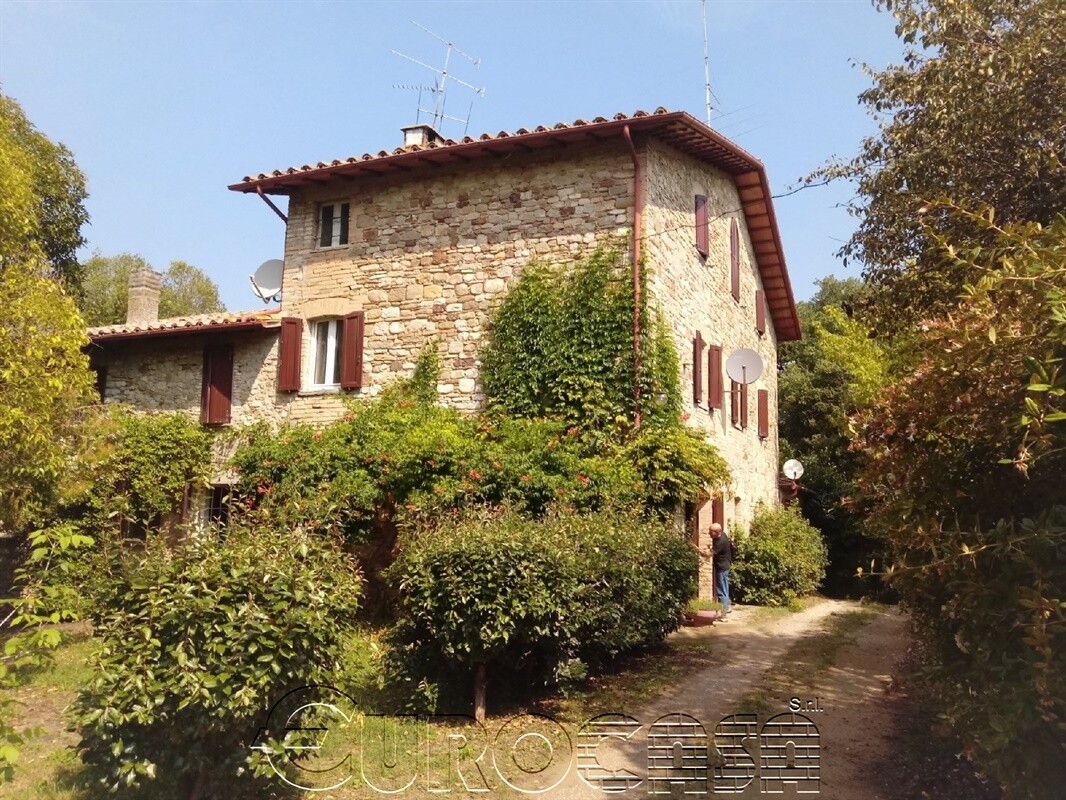 UMBERTIDE. Casale con 10 ettari ed annessi vari UMBERTIDE. Casale con 10 ettari ed annessi vari