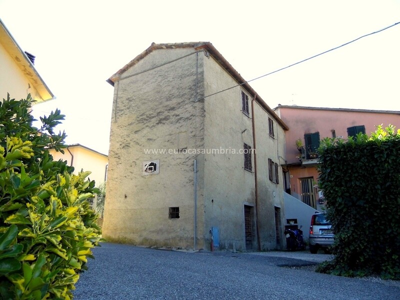CITTA' DI CASTELLO. Cielo terra di complessivi 135 mq CITTA' DI CASTELLO. Cielo terra di complessivi 135 mq