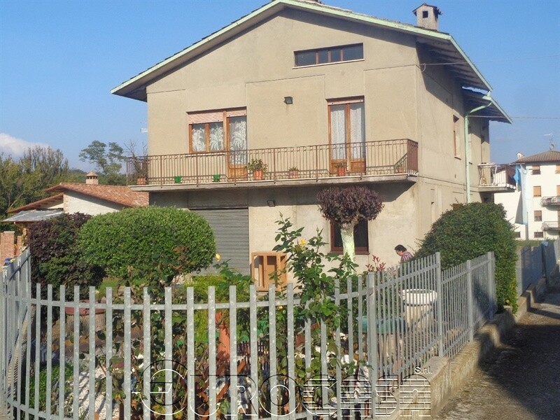 MONTECASTELLI. Casa indipendente di 215 mq con ampio giardino MONTECASTELLI. Casa indipendente di 215 mq con ampio giardino