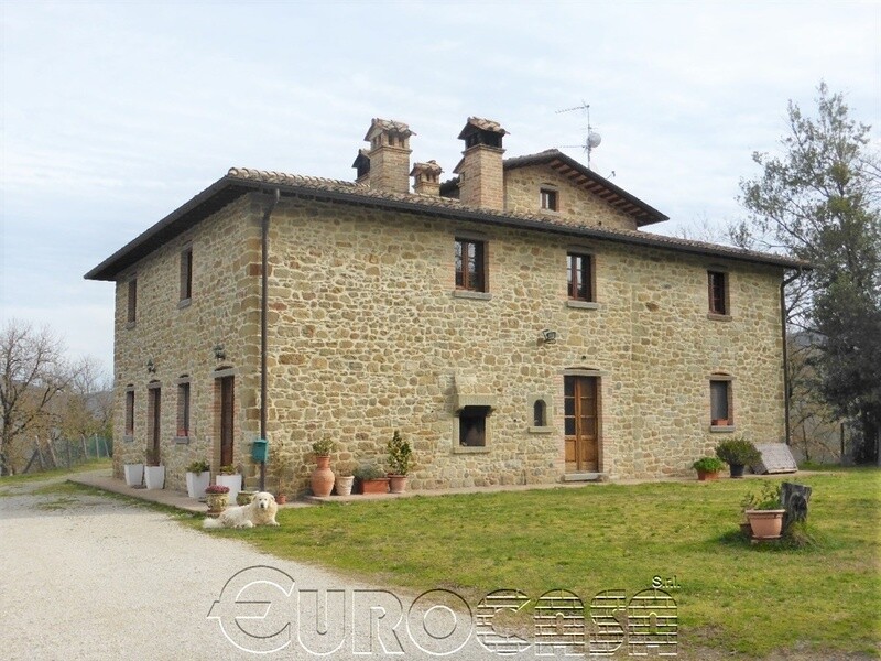 MORRA. Casale con 3 appartamenti e 3 ettari di terreno MORRA. Casale con 3 appartamenti e 3 ettari di terreno