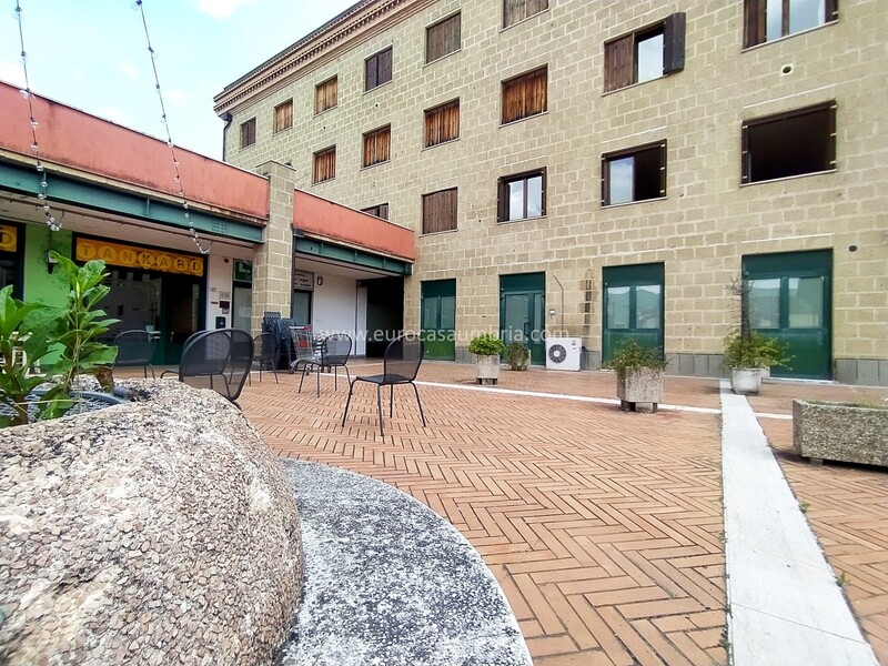 FUORI LE MURA. Ufficio di mq 85 con vetrine in ottimo stato. FUORI LE MURA. Ufficio di mq 85 con vetrine in ottimo stato.