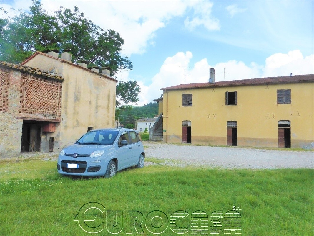 SPEDALICCHIO. Complesso rurale di 580 mq con appartamenti ed annesso