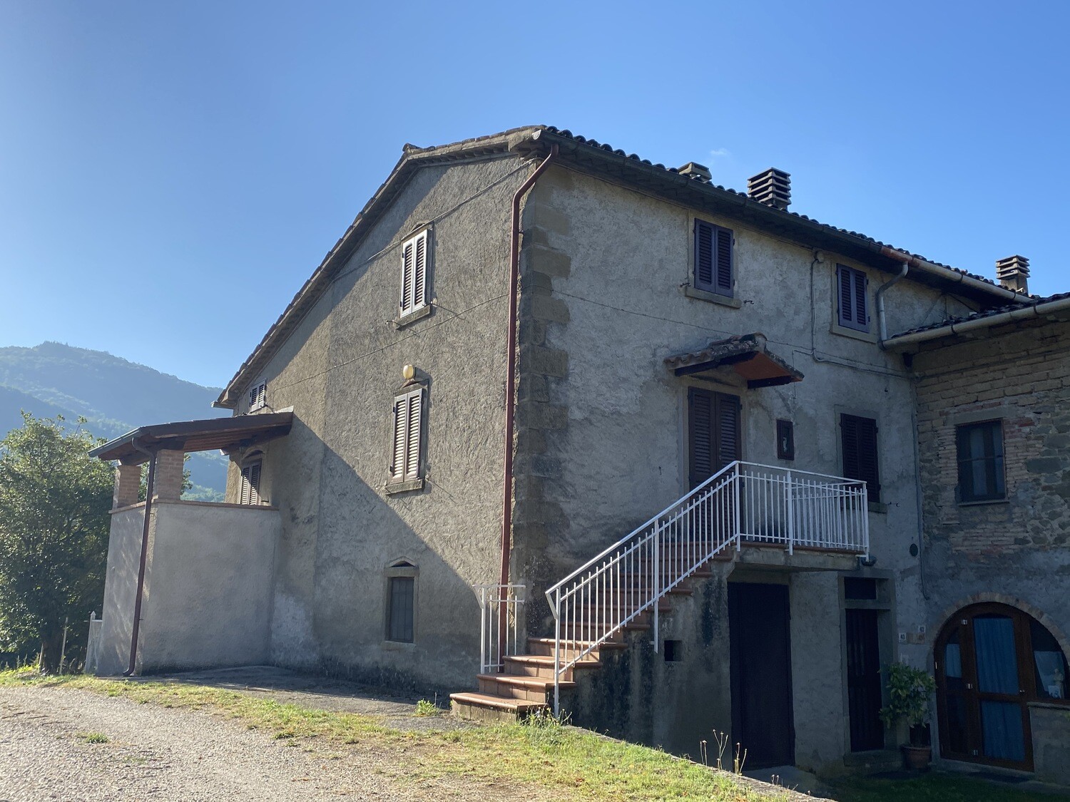 VOLTERRANO. Porzione indipendente con giardino e piccolo anneso