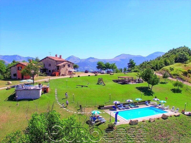 GUBBIO. Casale con 5 appartamenti e 37 ettari di terreno GUBBIO. Casale con 5 appartamenti e 37 ettari di terreno