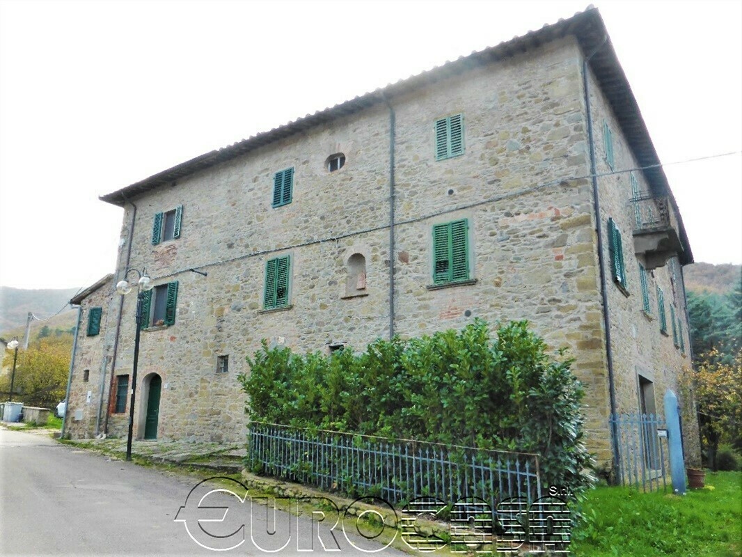 LISCIANO NICCONE. Palazzo storico di 450 mq con tre appartamenti