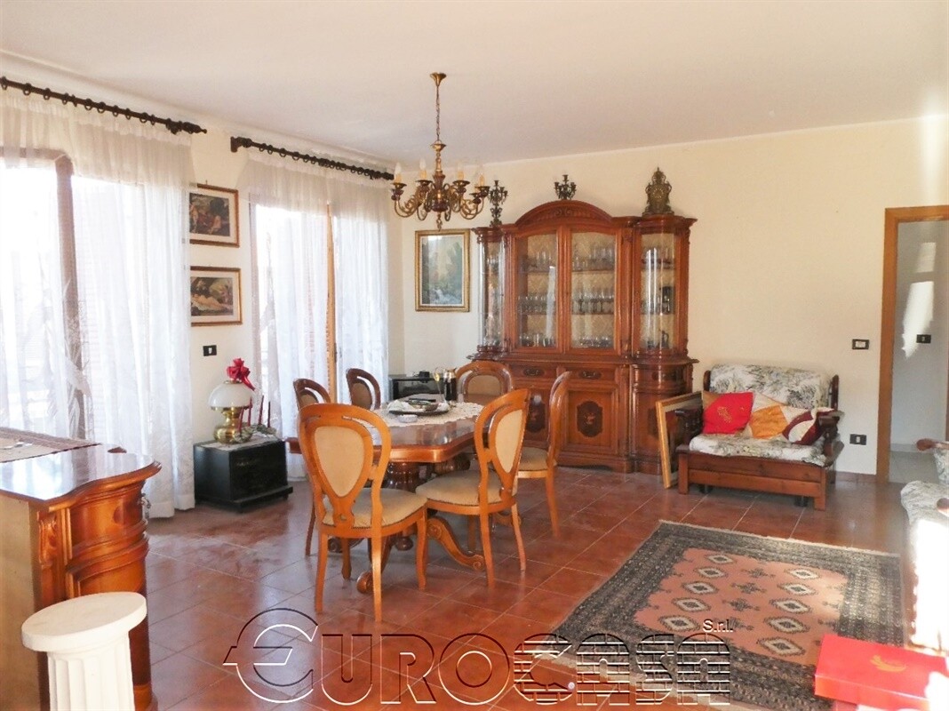 RAMAZZANO. Appartamento indipendente con grande terrazzo.