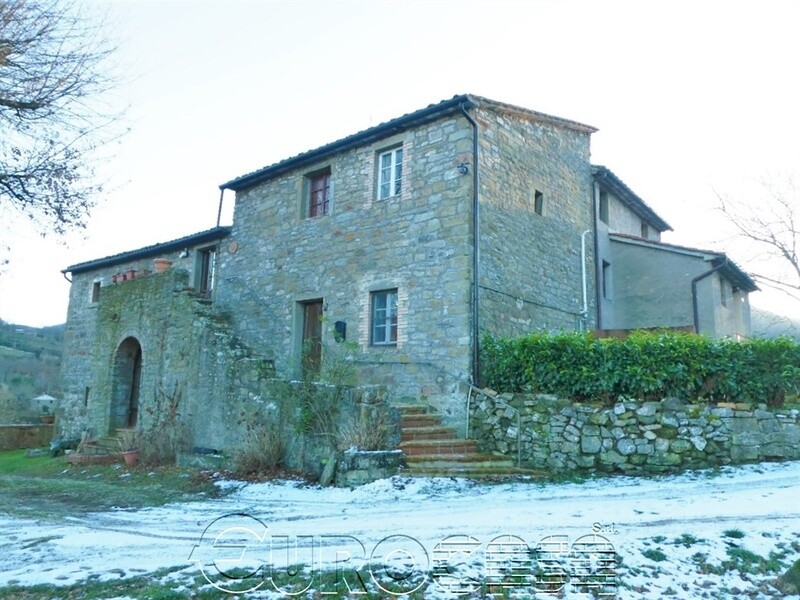 CORTONA. Casale con 2 appartamenti CORTONA. Casale con 2 appartamenti