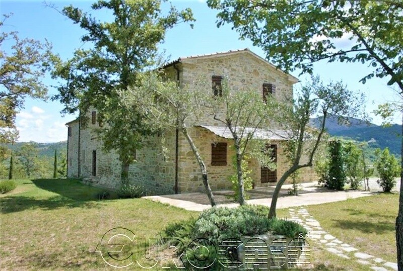 VALLE DEL NICCONE. Casale ristrutturato di 250 mq con piscina VALLE DEL NICCONE. Casale ristrutturato di 250 mq con piscina