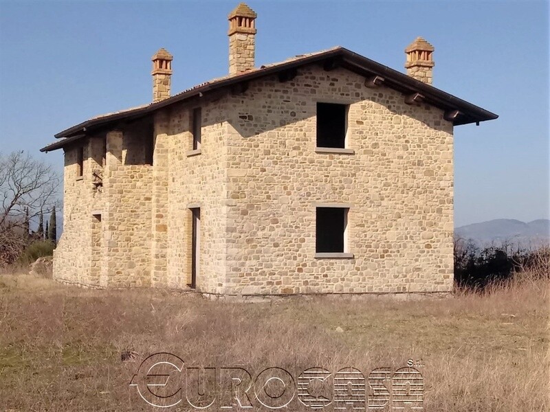 UMBERTIDE. Casale di 220 mq con terreno in posizione panoramica UMBERTIDE. Casale di 220 mq con terreno in posizione panoramica