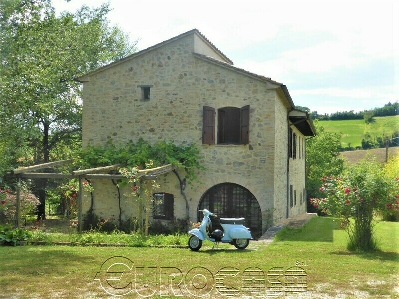 MONTONE. Casale di 300 mq finemente ristrutturato con parco privato MONTONE. Casale di 300 mq finemente ristrutturato con parco privato