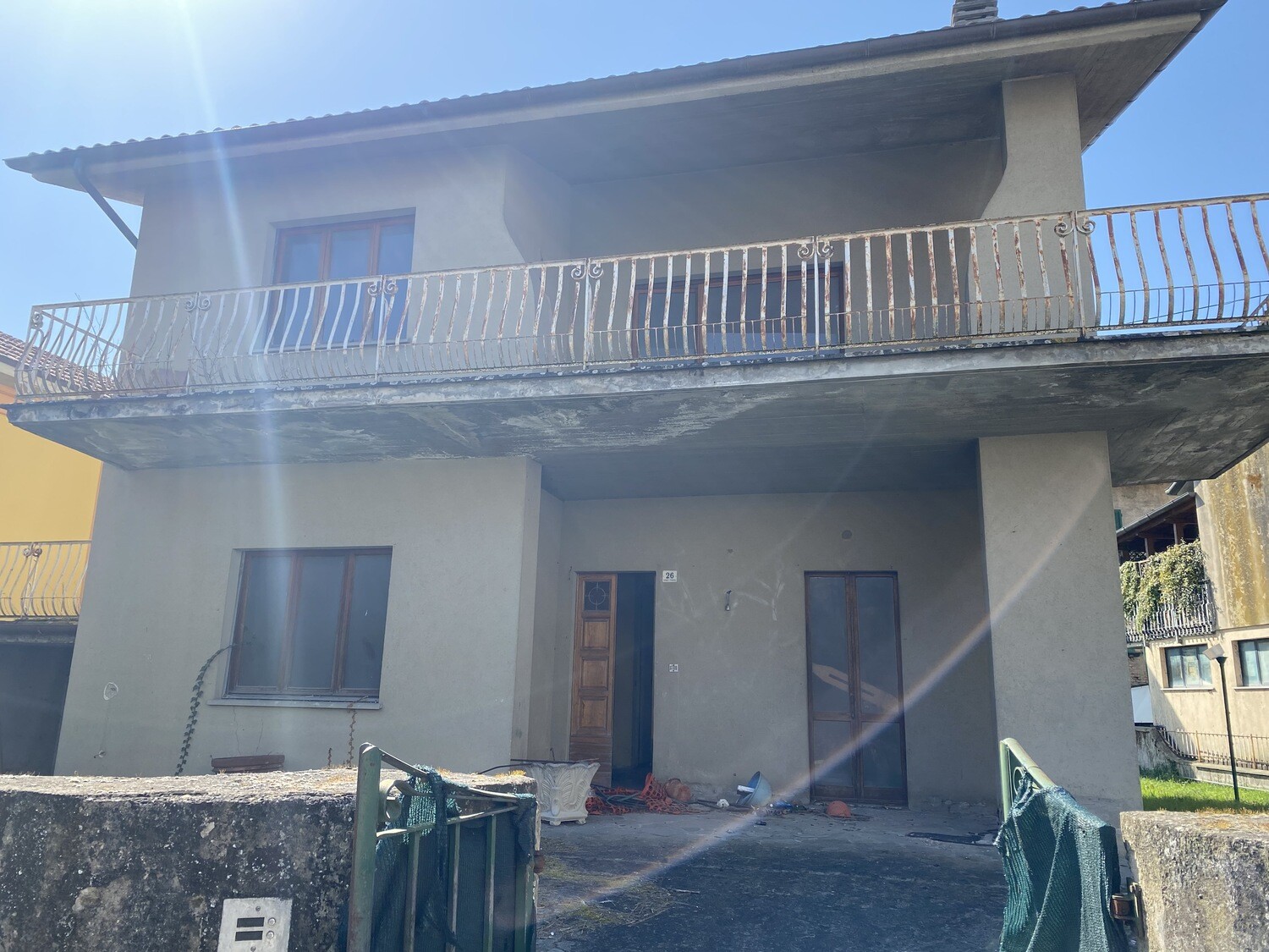 TRESTINA. Casa indipendente di 270 mq con due abitazioni e giardino privato