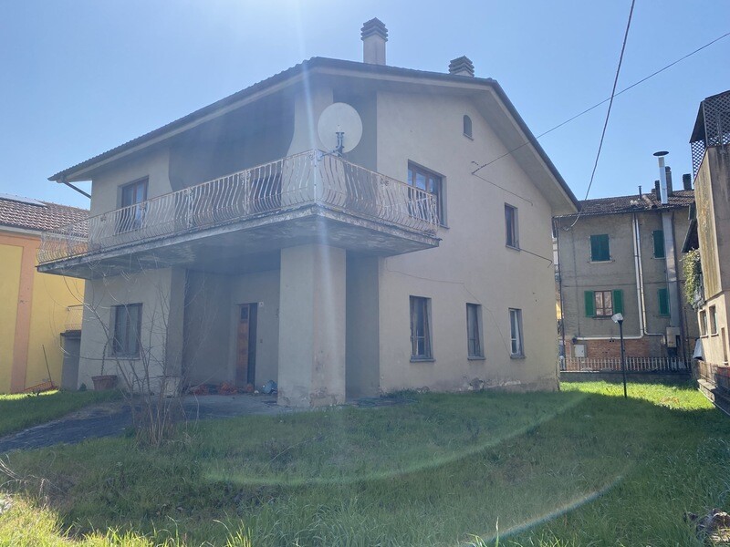 TRESTINA. Casa indipendente di 270 mq con due abitazioni e giardino privato TRESTINA. Casa indipendente di 270 mq con due abitazioni e giardino privato