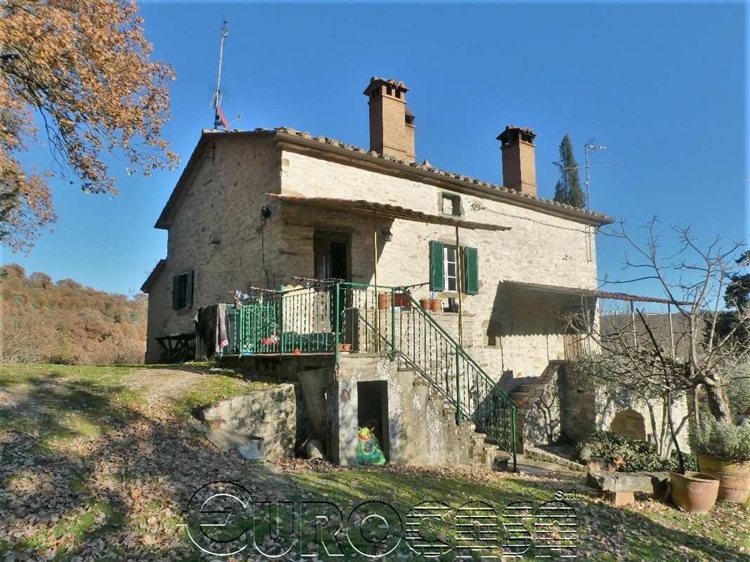 MERCATALE. Porzione di casale con 1 ha di terreno MERCATALE. Porzione di casale con 1 ha di terreno